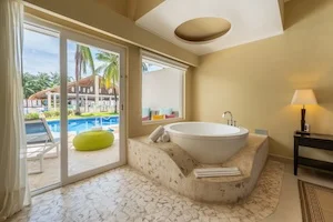 https://www.palmarbeachresortandspa.com.mx/galleries/Suites/SWIM UP TERRACE.webp